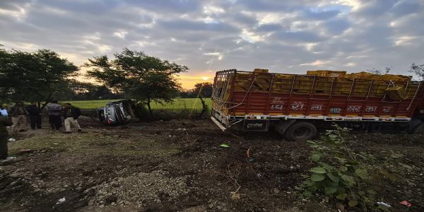 राजगढ़ःतेज रफ्तार ट्रक ने कार को मारी टक्कर,पति की मौत, पत्नी सहित तीन घायल