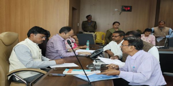 जिला पदाधिकारी डॉ. त्यागराजन एस.एम. ने विभिन्न क्षेत्रों से आए 56 लोगों से मुलाकात की