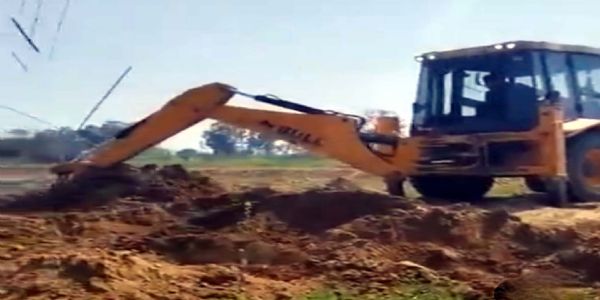 हांसी में अवैध कॉलोनी की कच्ची सड़कों पर चलाई जेसीबी