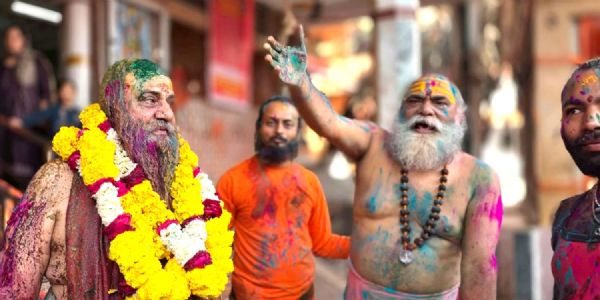 मायादेवी मंदिर में संतों ने रंगभरी एकादशी पर पंचगव्य से खेली होली