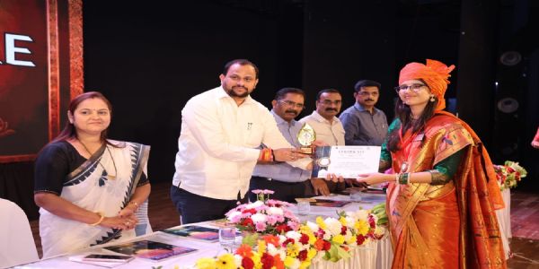 टीएमसी मेडिकल कॉलेज में मेयर ने बांटे विद्यार्थियों को पुरस्कार