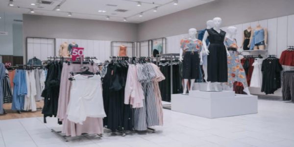 फागुन की आहट के साथ स्वदेशी परिधानों की बढ़ी मांग, होली बाजार में खादी-कुर्ता की डिमांड