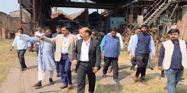 9 मजदूरों की मौत के बाद बंद पड़ी सासामुसा चीनी मिल फिर होगी चालू ? हेलीकॉप्टर से पहुंचे अपर मुख्य सचिव व निरानी ग्रुप चेयरमैन