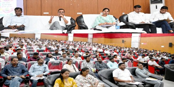 ग्रामीण विकास योजनाओं की समीक्षा, कलेक्टर ने पीएम आवास और मनरेगा के लंबित कार्य शीघ्र पूर्ण करने के दिए निर्देश