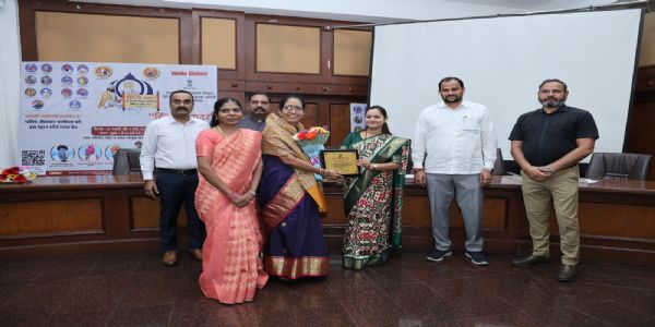 ठाणे मेयर ने मनपा के सेवा निवृत कर्मचारियों को सम्मानित किया