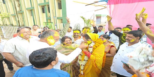 रामगढ़ कॉलेज परिसर में जीत का ऐतिहासिक जश्न, खूब उड़े अबीर और गुलाल