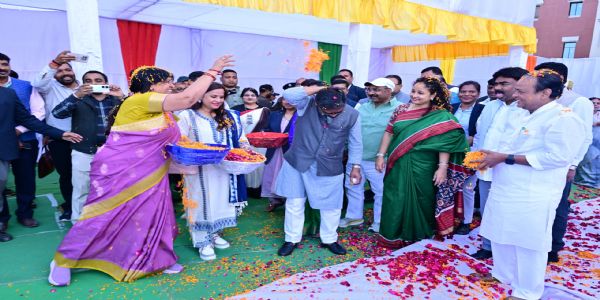 झारखंड विधानसभा : होली मिलन में मंत्री और विधायकों ने खूब खेली फूलों की होली