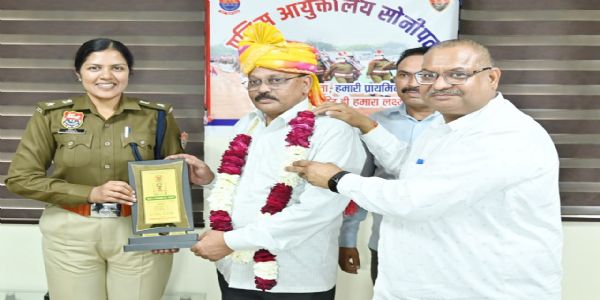 सोनीपत: सेवानिवृत्त दो कर्मियों को भावभीनी विदाई समारोह