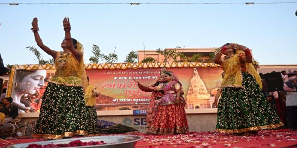 रंगभरी एकादशी: काशी विश्वनाथ धाम के ‘शिवार्चनम्’ मंच पर ब्रज के रसियारों ने खेली फूलों की होली