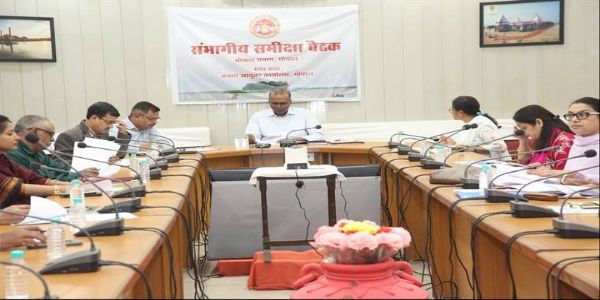 भोपालः संभागायुक्त ने दिए 100 दिवस से अधिक सीएम हेल्पलाइन में लंबित शिकायतों के निराकरण के निर्देश