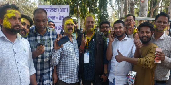 रामगढ़ नगर परिषद चुनाव : 10 वार्डों के प्रत्याशियों की जीत की घोषणा, समर्थकों ने मनाया जश्न