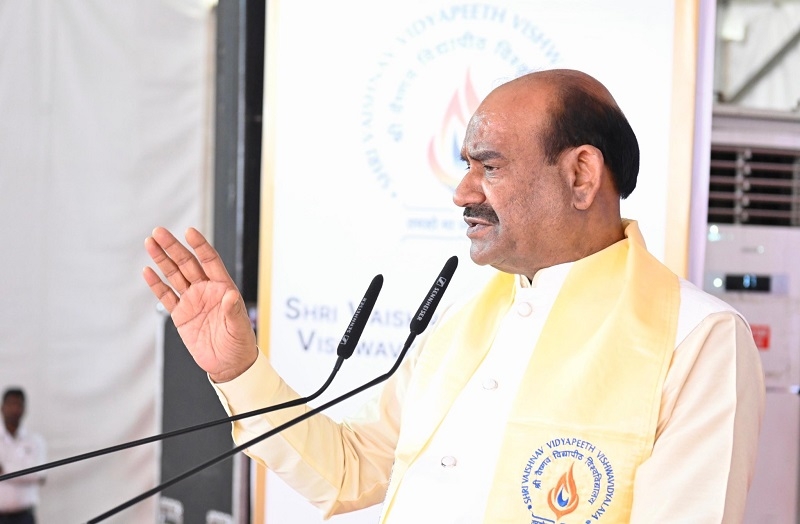 इंदौर में वैष्णव विद्यापीठ विश्वविद्यालयके 8वें दीक्षांत समारोह में ओम बिरला