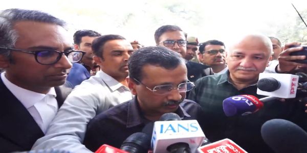 राउज एवेन्यू कोर्ट से आबकारी नीति मामले में बारी होने के बाद शुक्रवार को आम आदमी पार्टी के राष्ट्रीय संयोजक व पूर्व मुख्यमंत्री अरविंद केजरीवाल पत्रकारों से संबोधित करते हुए राउज एवेन्यू कोर्ट से आबकारी नीति मामले में बारी होने के बाद शुक्रवार को आम आदमी पार्टी के राष्ट्रीय संयोजक व पूर्व मुख्यमंत्री अरविंद केजरीवाल पत्रकारों से संबोधित करते हुए