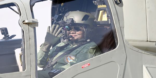 राष्ट्रपति द्रौपदी मुर्मु ने हेलीकॉप्टर प्रचंड में भरी उड़ान राष्ट्रपति द्रौपदी मुर्मु ने हेलीकॉप्टर प्रचंड में भरी उड़ान