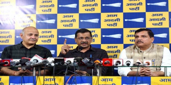 आआपा के राष्ट्रीय कार्यालय शुक्रवार को प्रेस कांफ्रेंस पार्टी के राष्ट्रीय संयोजक अरविंद केजरीवाल आआपा के राष्ट्रीय कार्यालय शुक्रवार को प्रेस कांफ्रेंस पार्टी के राष्ट्रीय संयोजक अरविंद केजरीवाल