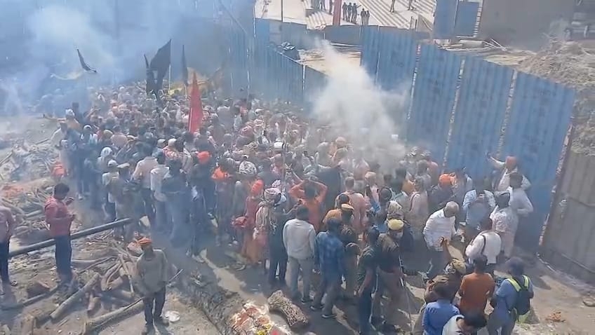 मणिकर्णिकाघाट पर चिता भस्म की होली