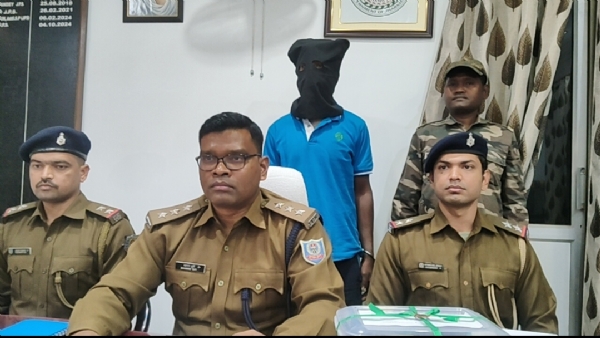 गिरफ्तार आरोपी की जानकारी देते अनुमंडल पुलिस पदाधिकारी सदर चाईबासा बहामन टूटी