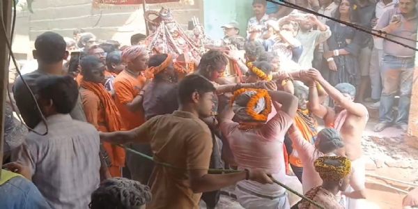 मणिकर्णिकाघाट पर चिता भस्म की होली