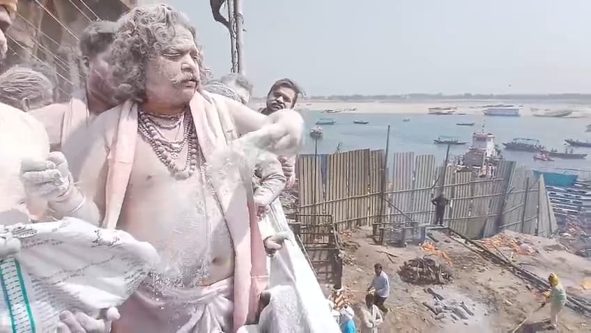 मणिकर्णिकाघाट पर चिता भस्म की होली