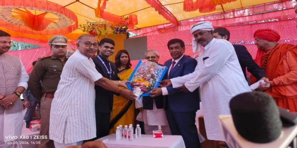 मॉरीशस पूर्व राष्ट्रपति का स्वागत करते जिलाधिकारी एवं आयोजन समिति के सदस्य मॉरीशस पूर्व राष्ट्रपति का स्वागत करते जिलाधिकारी एवं आयोजन समिति के सदस्य