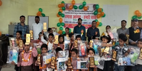 “हमारा आंगन हमारे बच्चे“ कार्यक्रम में किट व शील्ड देकर बच्चों को किया सम्मानित