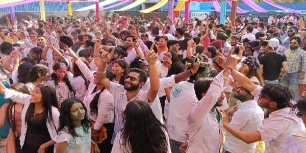 पार्क में होली मिलन समारोह आयोजित
