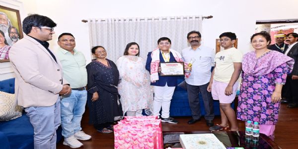 राष्ट्रमंडल शतरंज स्वर्ण पदक विजेता अधिराज मित्रा ने मुख्यमंत्री हेमन्त सोरेन से की मुलाकात