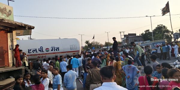 टैंकर ने सवारी गाड़ी और फुटपाथ पर चल रहे लोगों को मारी टक्कर, एक की मौत और 10 घायल