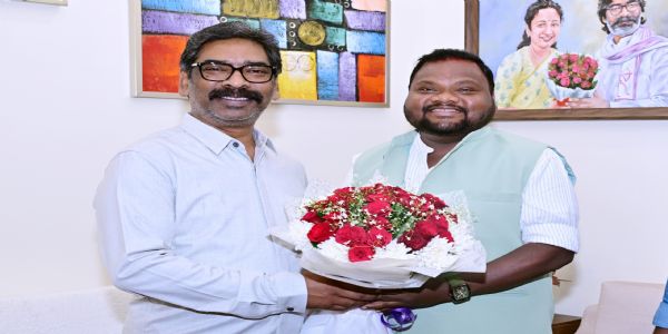 नवनिर्वाचित नगर परिषद अध्यक्ष सन्नी उरांव ने मुख्यमंत्री हेमन्त सोरेन से की मुलाकात