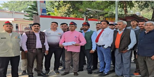 पूर्व सैनिकों ने डीएम-एसपी कार्यालय पर किया प्रदर्शन, सौंपा ज्ञापन