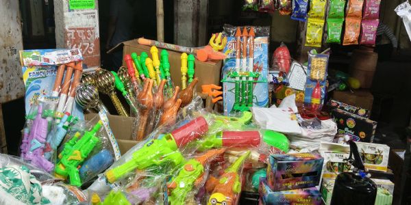 अलवर में सजा होली का रंगीन बाजार, त्रिशूल से मिसाइल तक की अनोखी पिचकारियों की धूम