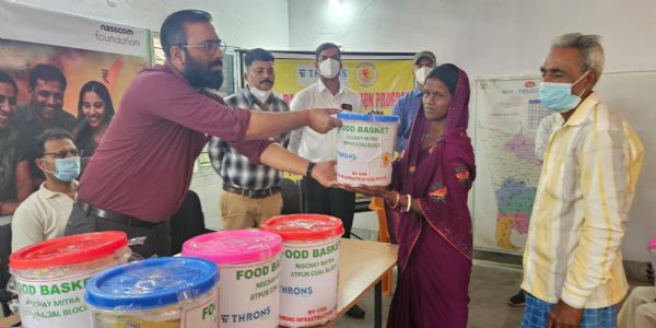 गोड्डा के सुंदरपहाड़ी में टीबी रोगियों के बीच खाद्य सामग्री का वितरण