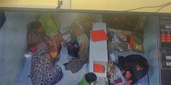 खरीदार बनकर आई महिलाओं ने लाखों रुपये कीमत के जेवरात किया चोरी