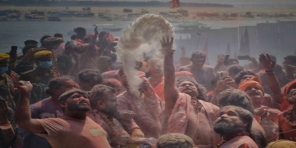 मणिकर्णिका घाट पर नागा साधु, विरक्त, किन्नर, अघोरी ने खेली चीता भस्म की होली