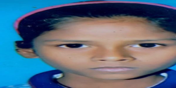 मां और भाई को अलग कमरे में बंद कर पांचवी की छात्रा ने लगाई फांसी, मौत