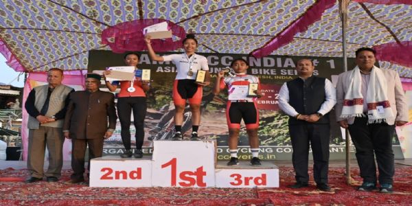 विजेताओं के साथ खेल मंत्री यादविंद्र गोमा।