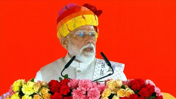 प्रधानमंत्री नरेन्द्र मोदी शनिवार को अजमेर में जनसभा को संबोधित करते हुए