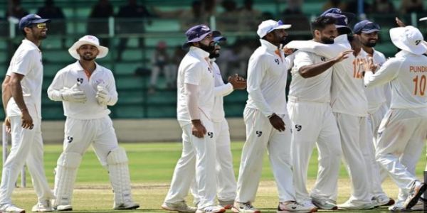 रणजी ट्रॉफी जीतने के बाद जश्न मनाते जम्मू कश्मीर के खिलाड़ी