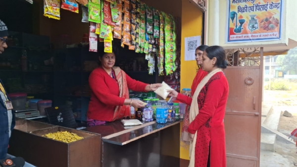 भागलपुर की रेखा दीदी अपनी दुकान पर ग्रहकों से रुबरु होती भागलपुर की रेखा दीदी अपनी दुकान पर ग्रहकों से रुबरु होती