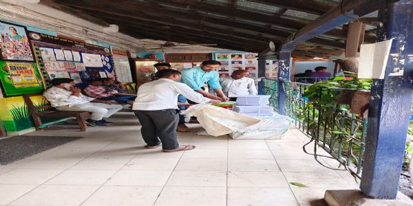 बोर्ड परीक्षा: स्कूल से हो रहा उत्तर पुस्तिका का वितरण