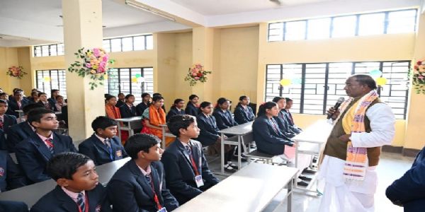 राज्यपाल ने तीतागुड़ी आदर्श विद्यालय का किया दौरा, शिक्षा की परिवर्तनकारी भूमिका पर दिया जोर