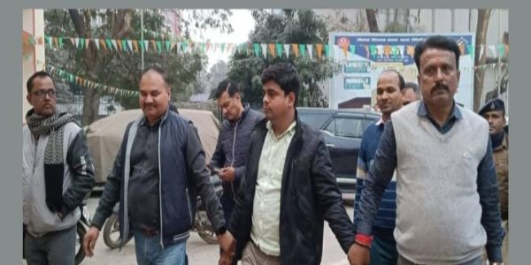 बिहार के नवादा में राजस्व कर्मचारी 35 हजार घूस लेते रंगे हाथ गिरफ्तार