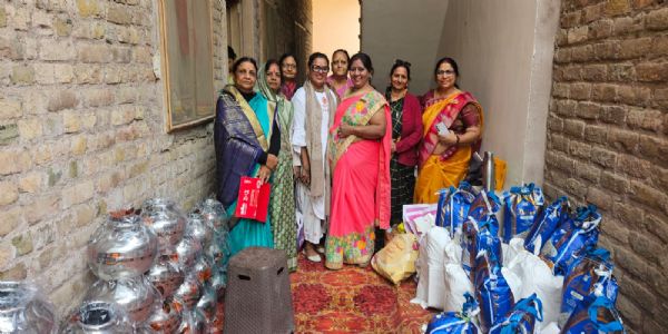 पचपन जरूरतमंद कन्याओं काे वितरित की सामग्री