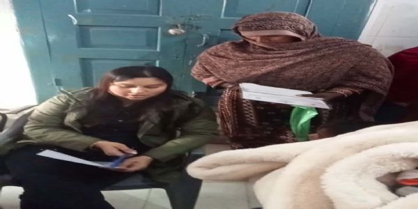 बच्चों के आधार नामांकन में अवैध वसूली पर तहसीलदार का छापा