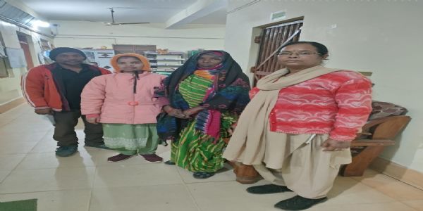 अंबिकापुर : गुम महिला को पुलिस ने सुरक्षित खोज निकाला, परिजनों को सौंपा