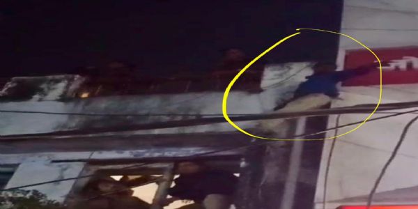 उज्जैनः चोरी की नियत से घर में घूसा युवक, जान बचाने के लिए छत पर चढ़ा