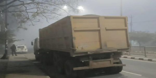 नायब तहसीलदार ने चेक किए लोडेड वाहन