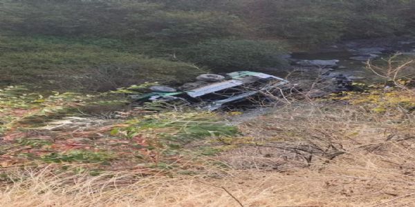 बस खाई में गिरी बस खाई में गिरी