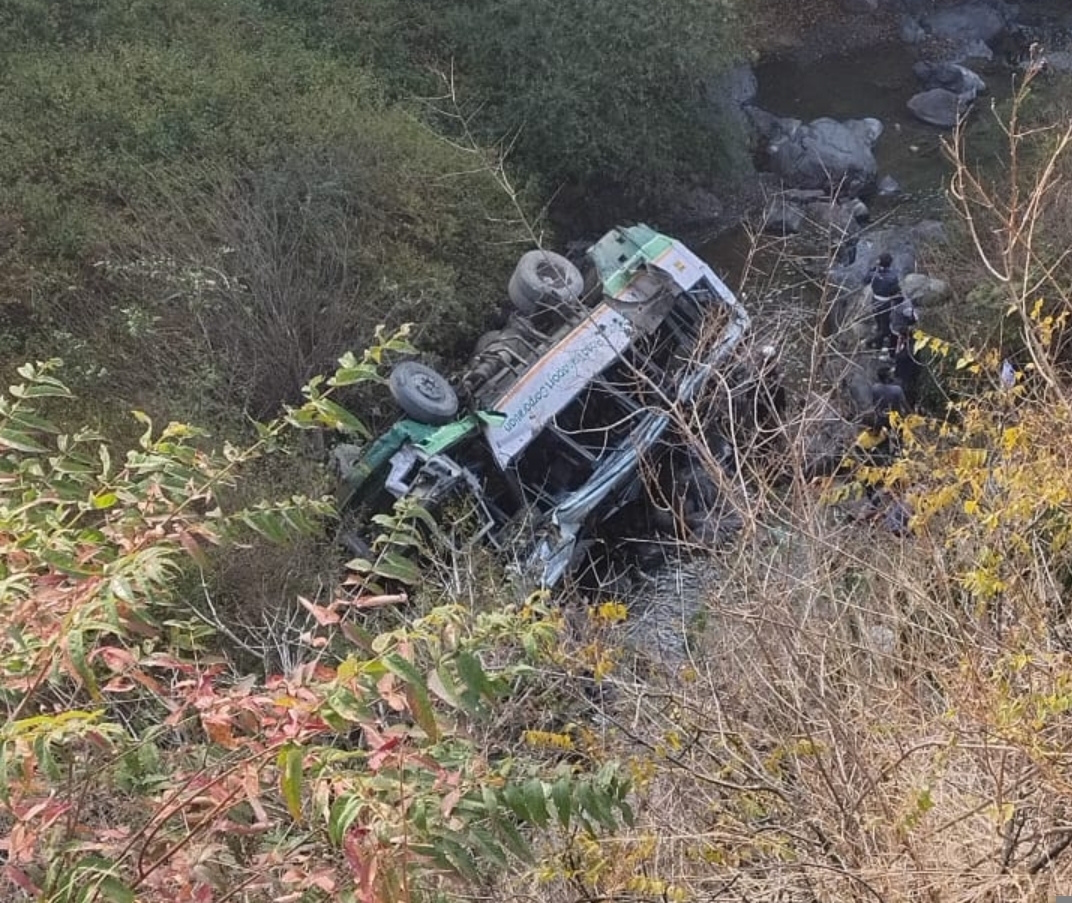 उत्तराखंड के देहरादून जिले के कालसी क्षेत्र में खाई में गिरी बस। उत्तराखंड के देहरादून जिले के कालसी क्षेत्र में खाई में गिरी बस।