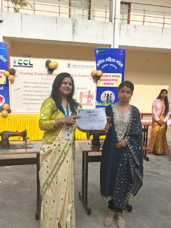 कार्यक्रम में शामिल विजेता महिला की तस्वीर कार्यक्रम में शामिल विजेता महिला की तस्वीर